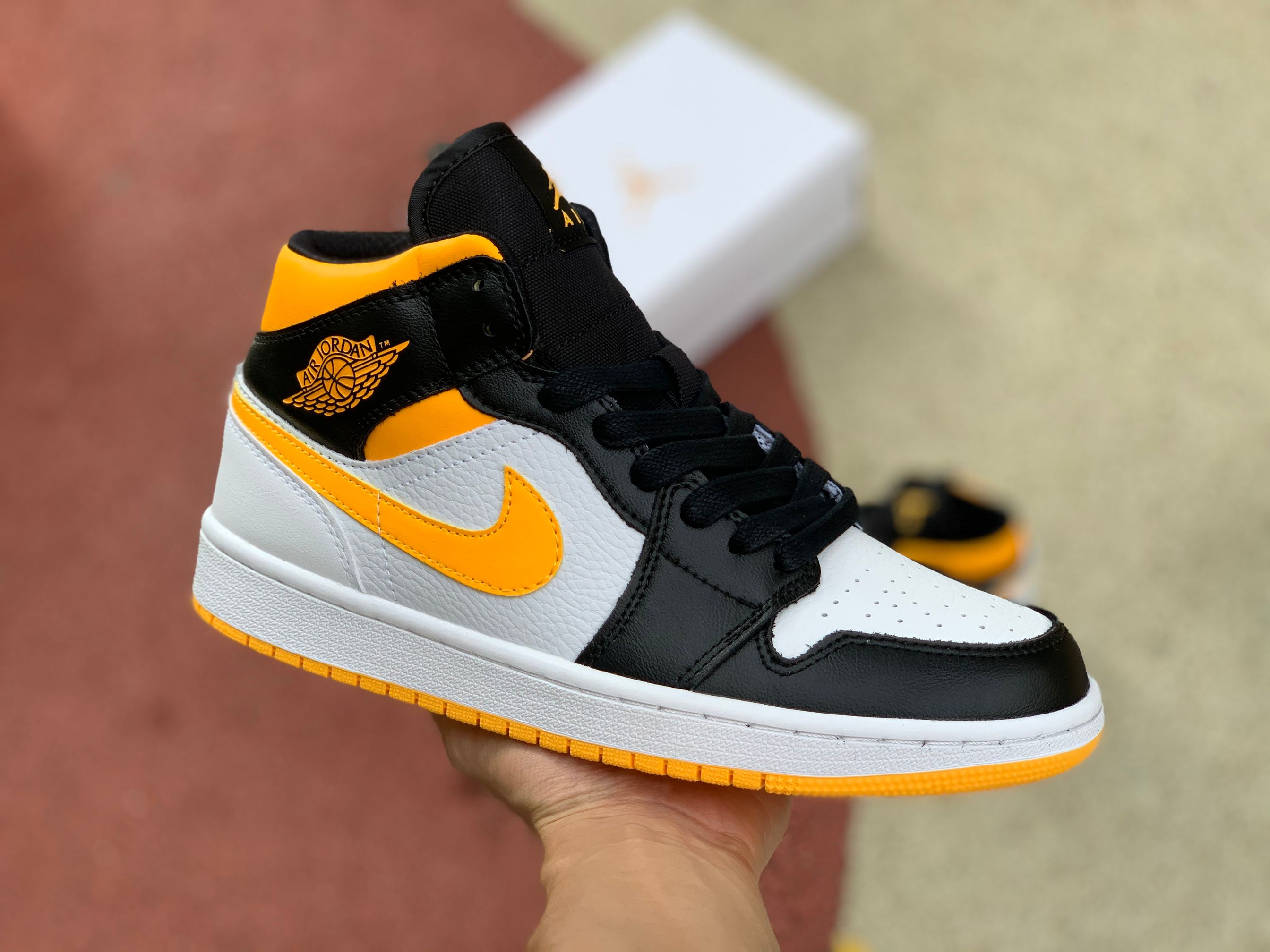 Jordan 1 Mid Shoes043