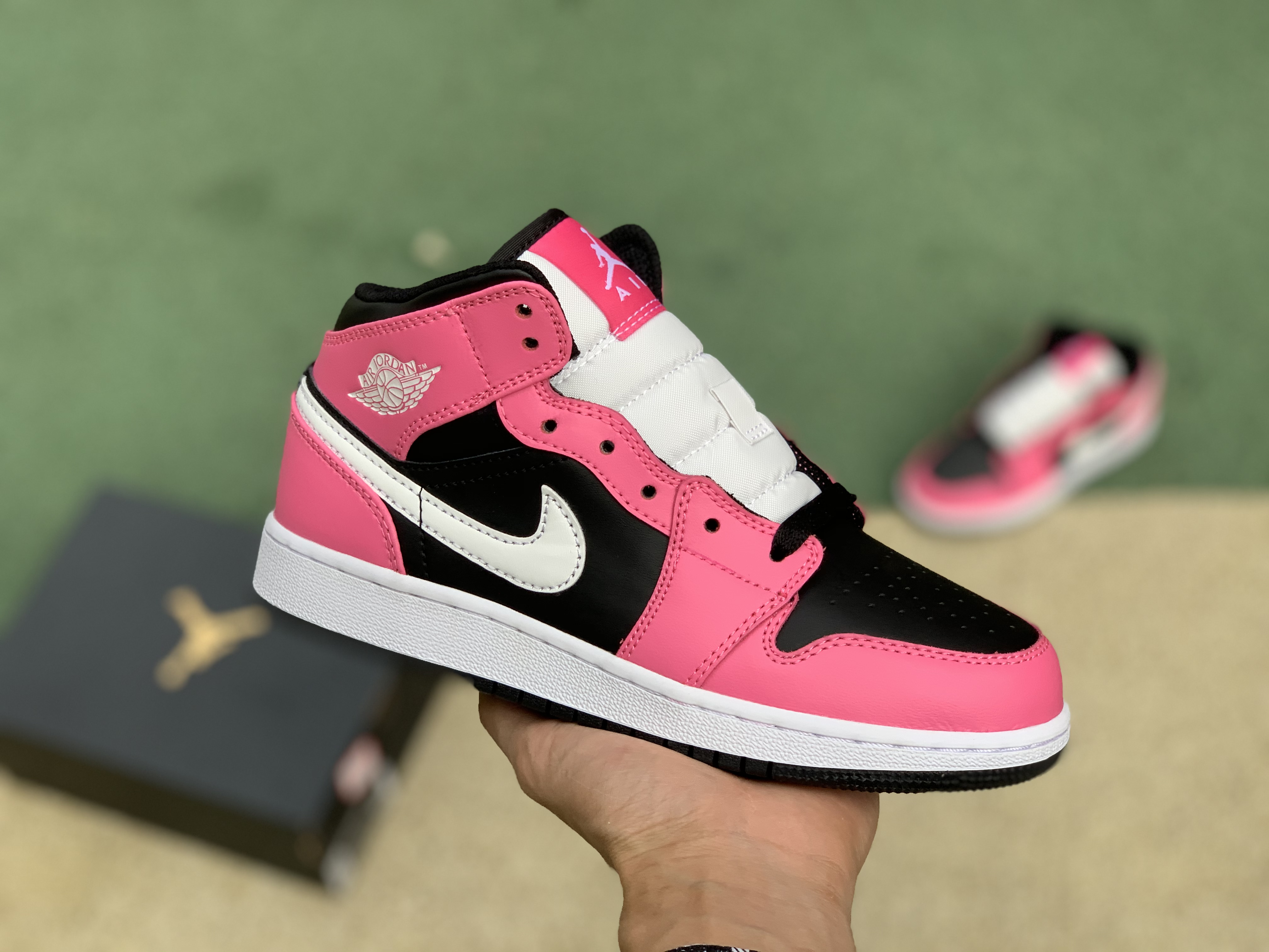 Jordan 1 Mid Shoes048