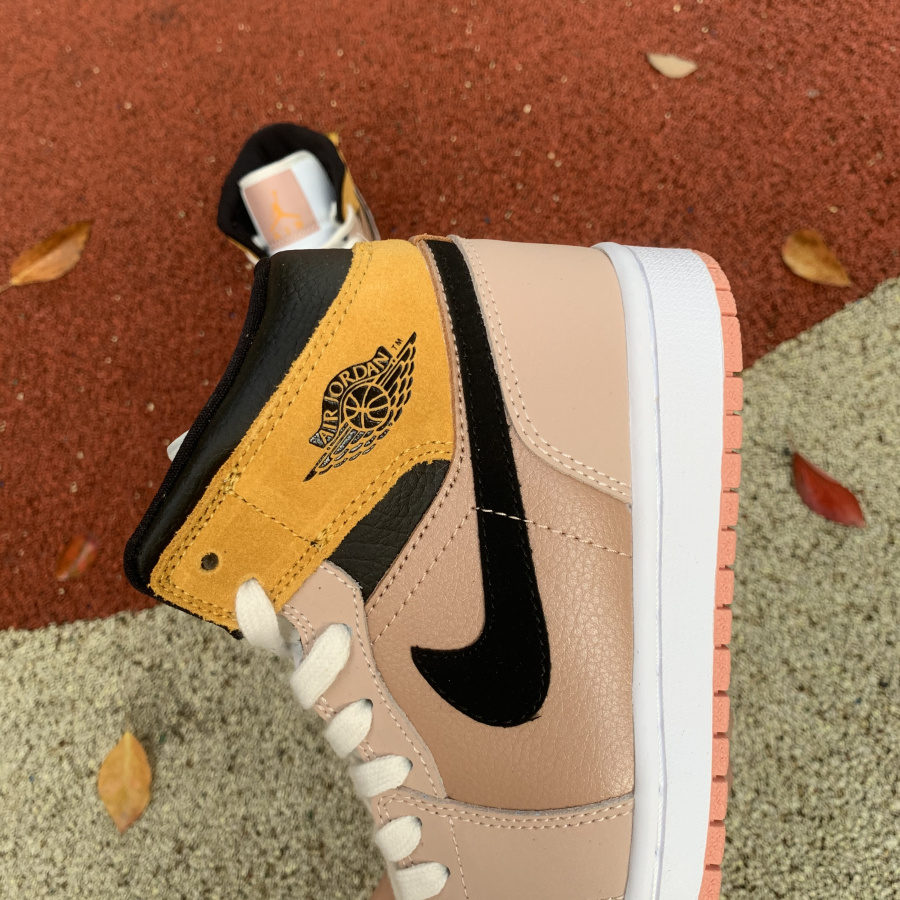 Air Jordan 1 Mid SE Particle Beige