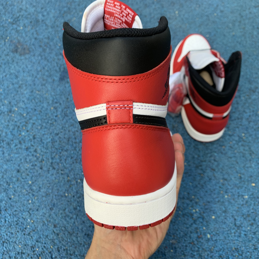 Air Jordan 1 Retro High OG Chicago