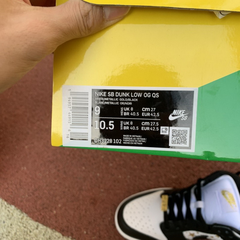 Supreme x Nike SB Dunk Low “Black Stars”