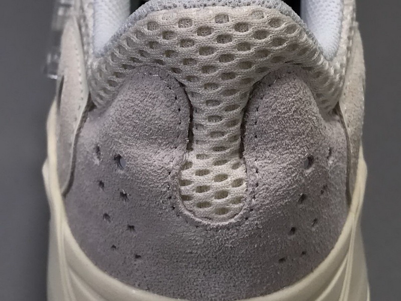 Yeezy 700“Analog”