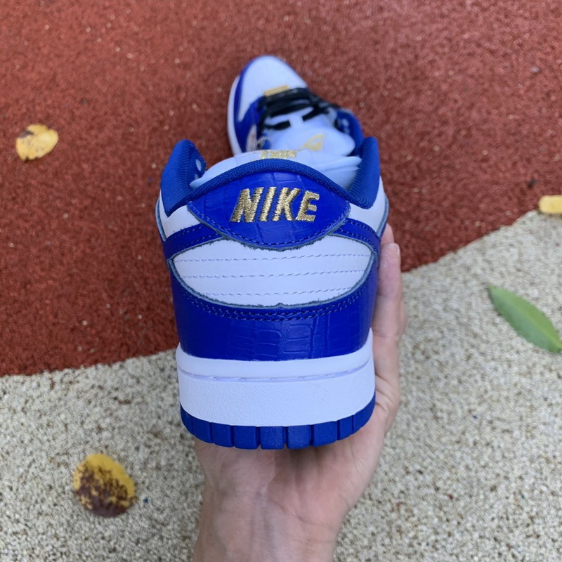 Supreme x Nike SB Dunk Low “Hyper Royal”