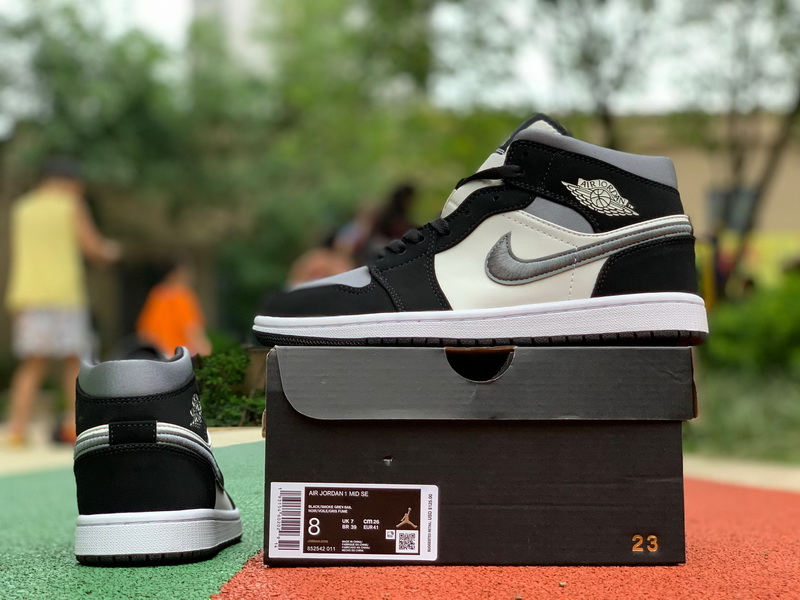 Jordan 1 Mid Shoes014