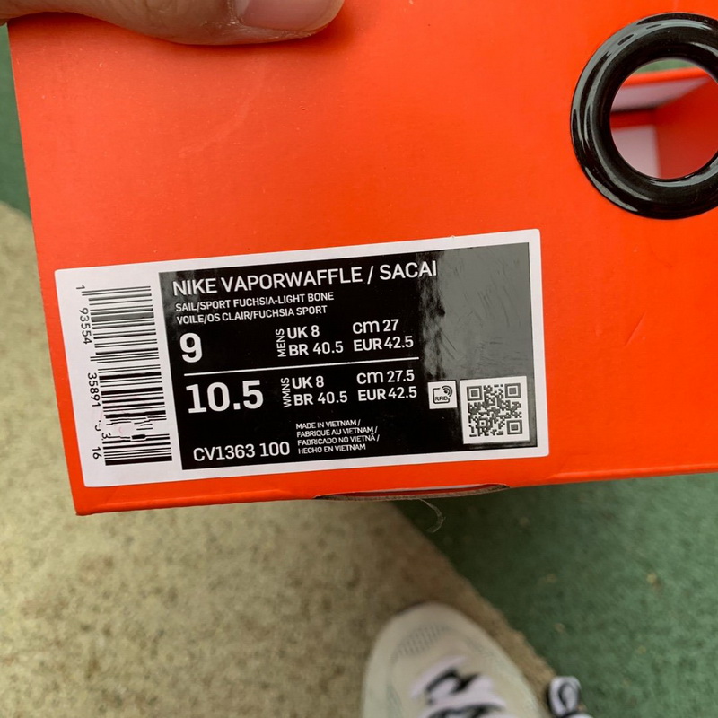 sacai x Nike VaporWaffle “Royal Fuchsia ”