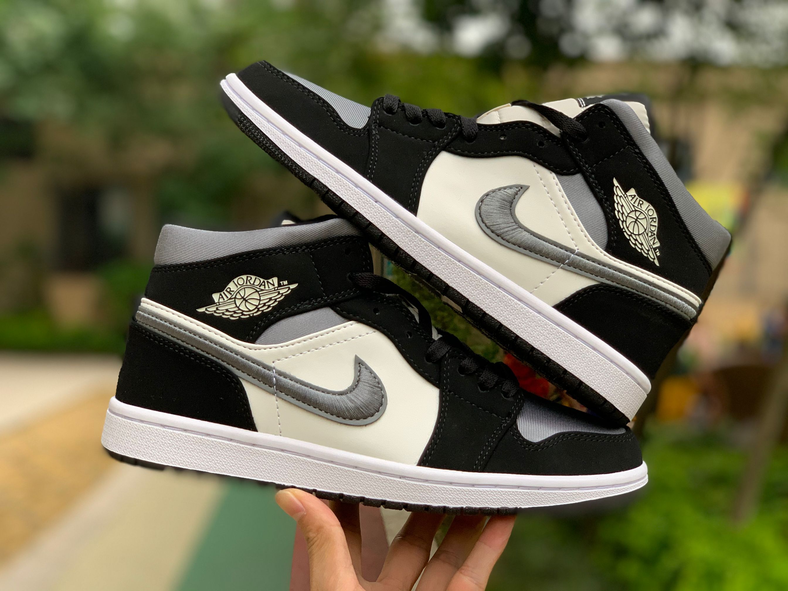 Jordan 1 Mid Shoes014