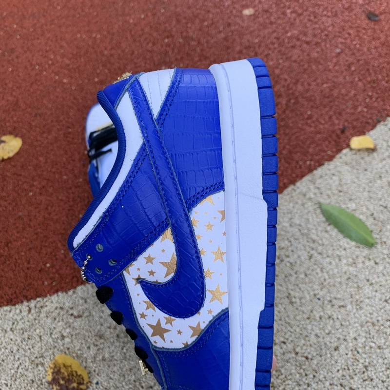 Supreme x Nike SB Dunk Low “Hyper Royal”