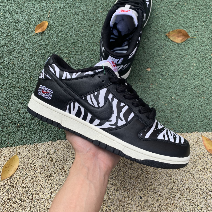 Nike SB Dunk Low Zebra