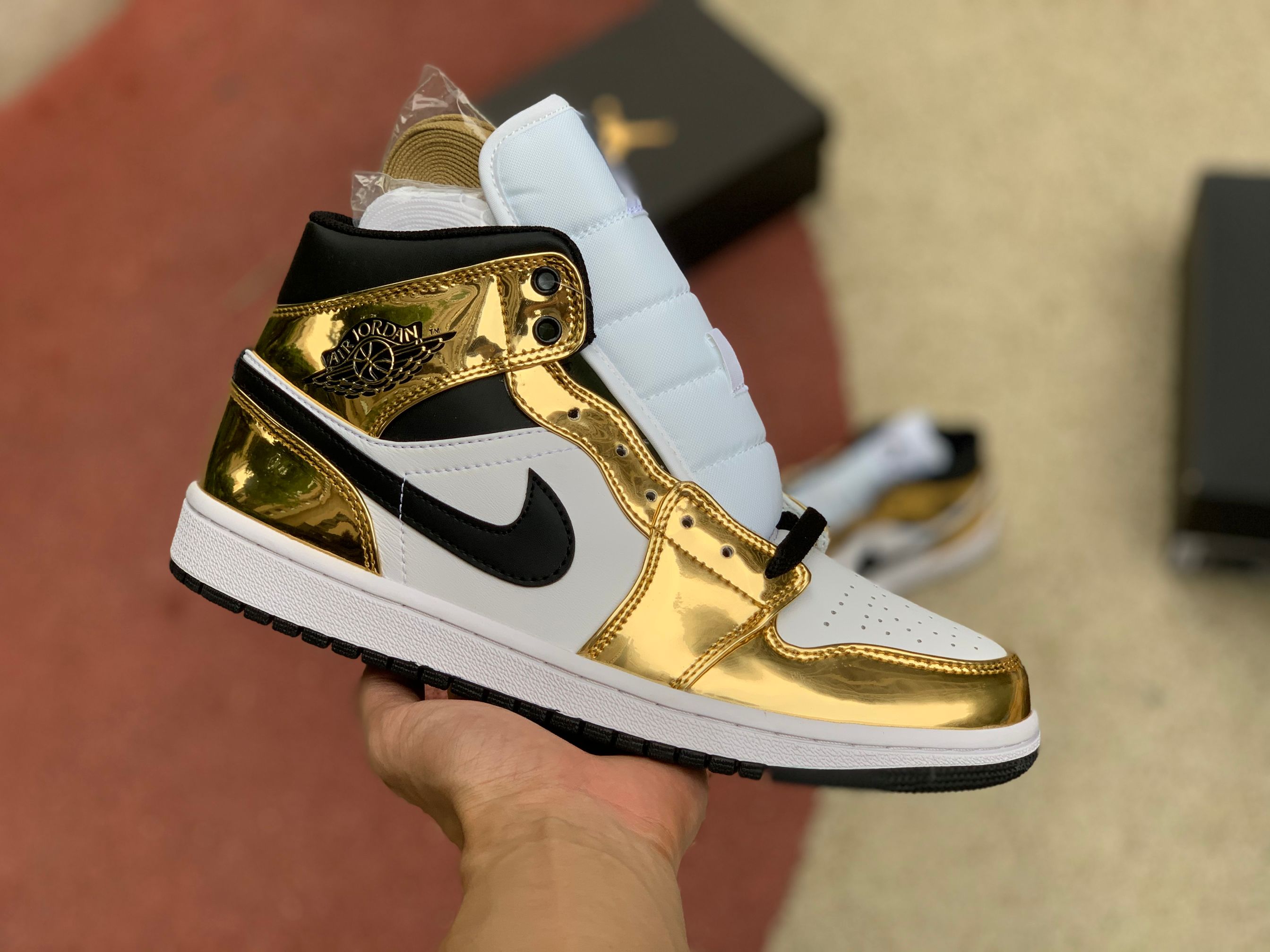 Jordan 1 Mid Metallic Gold Black White