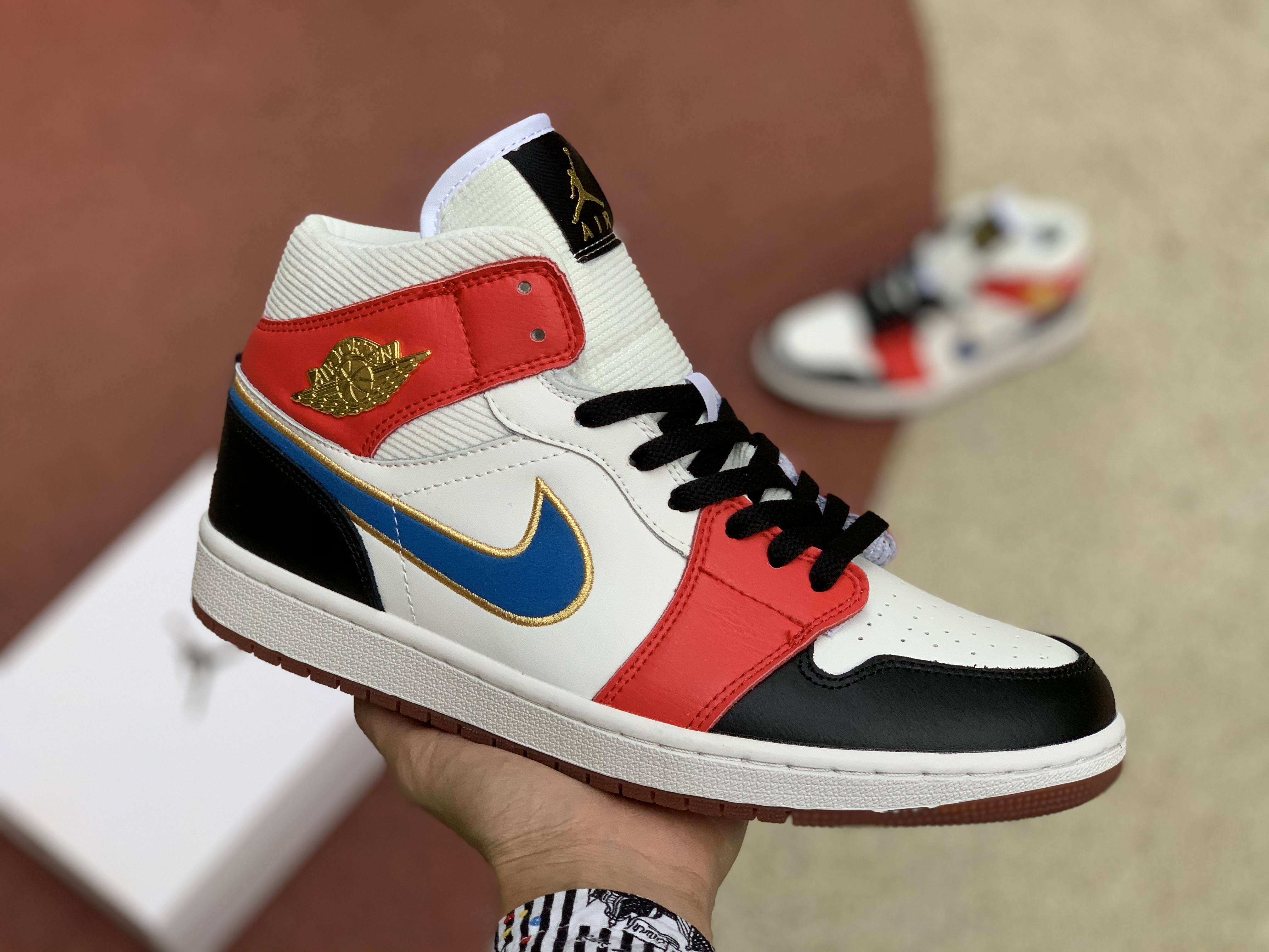 Jordan 1 Mid Shoes051