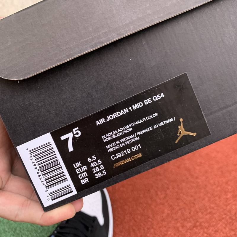 Jordan 1 Mid Shoes085