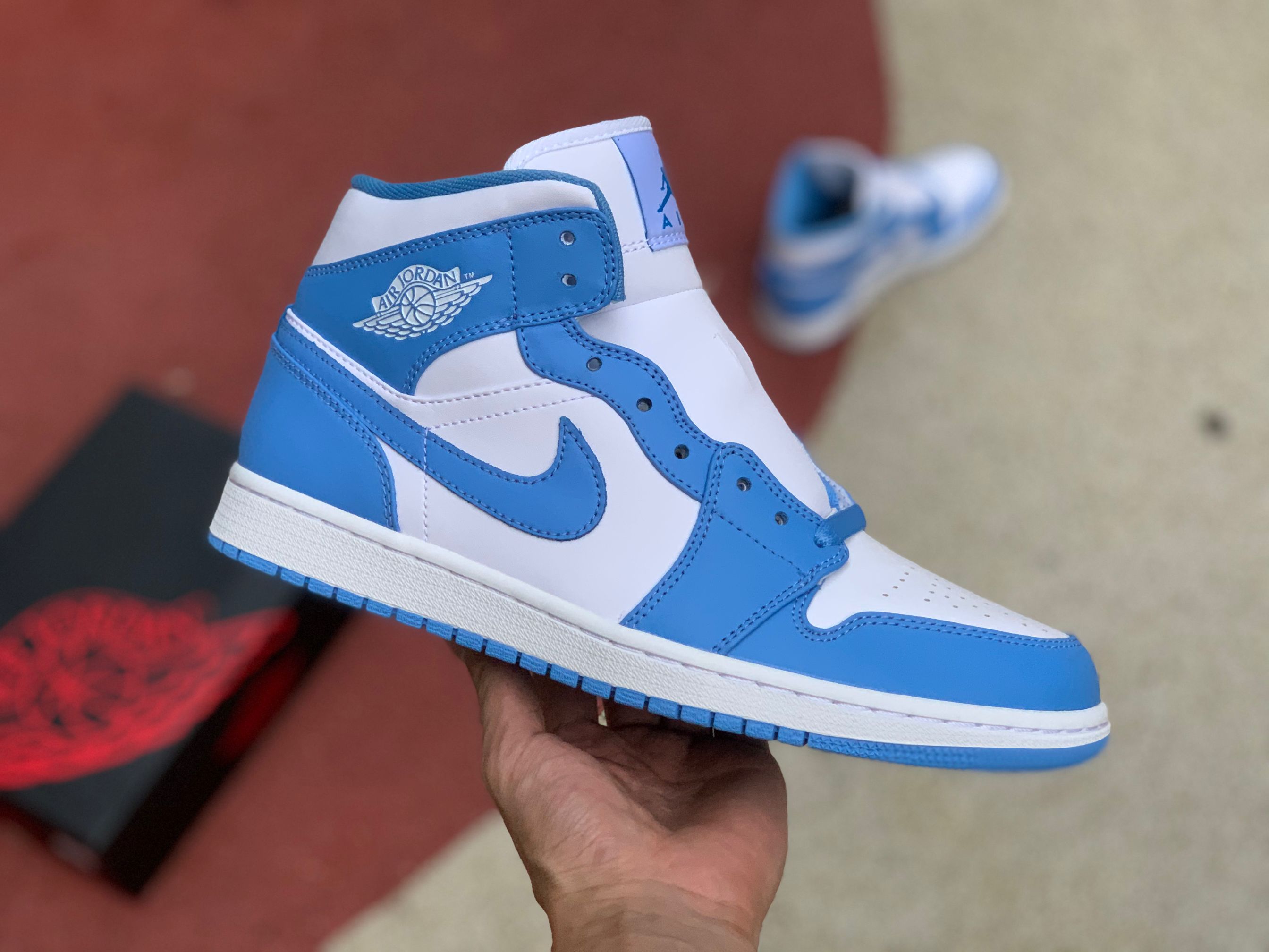 Jordan 1 Mid UNC