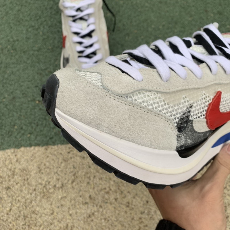 sacai x Nike VaporWaffle “Royal Fuchsia ”