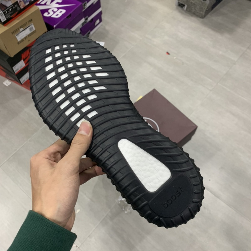Yeezy 350 Boost V2 Bred 2020 version