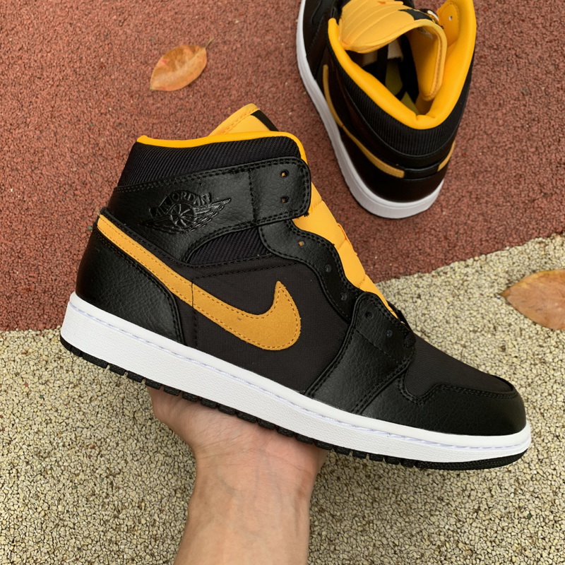Jordan 1 Mid Shoes040