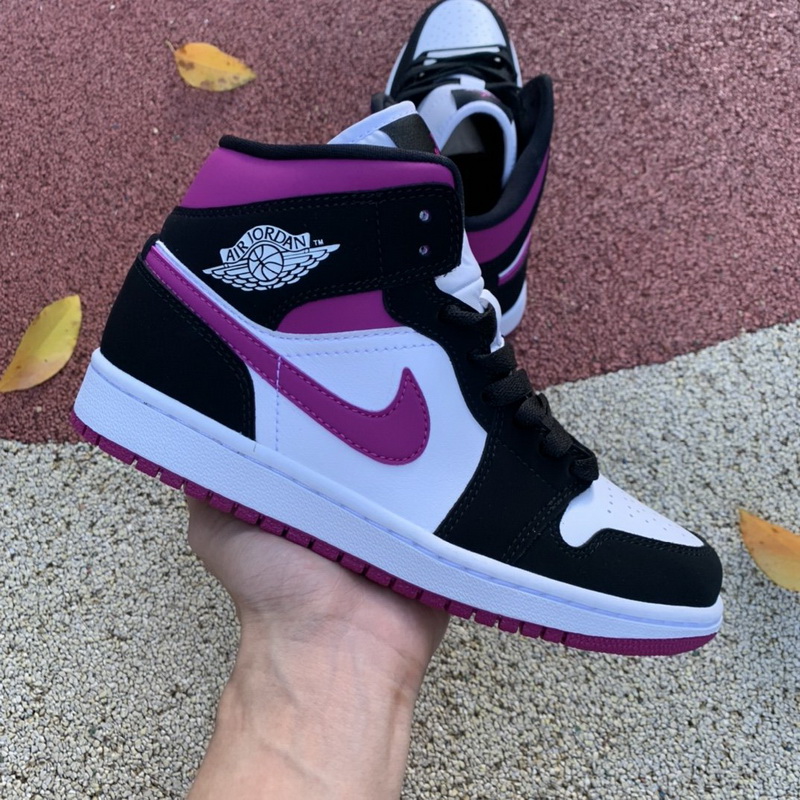 Jordan 1 Mid Shoes032