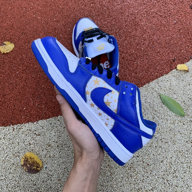 Supreme x Nike SB Dunk Low “Hyper Royal”