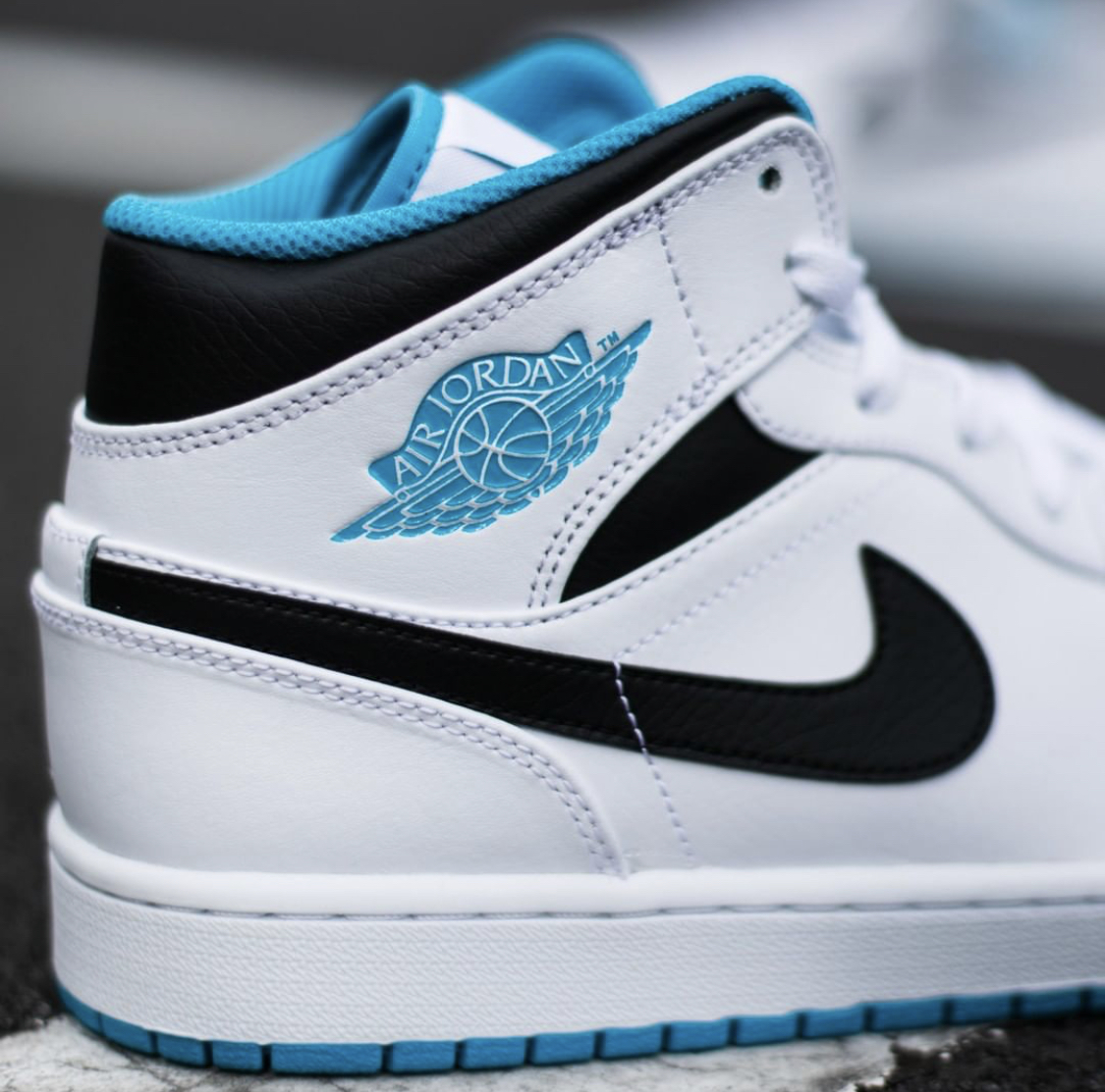 Air Jordan 1 Mid“ Laser Blue”