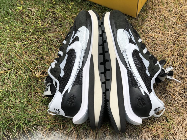 Sacai x Nike VaporWaffle ''Black White''