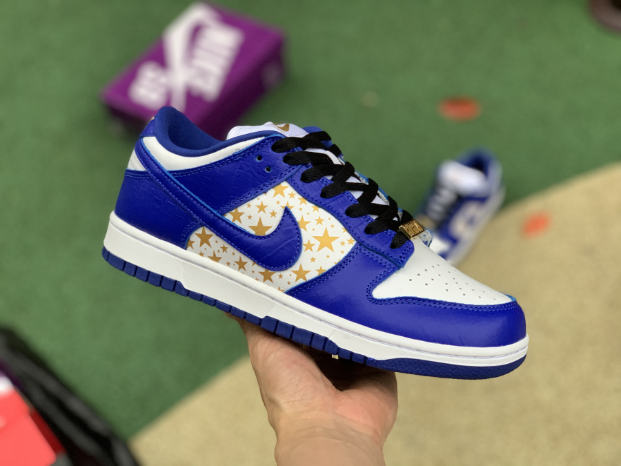 Supreme x Nike SB Dunk Low “Hyper Royal”