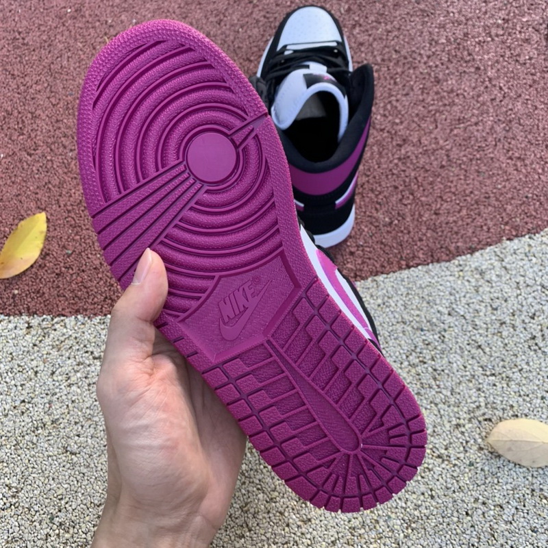 Jordan 1 Mid Shoes032