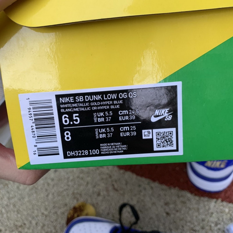 Supreme x Nike SB Dunk Low “Hyper Royal”