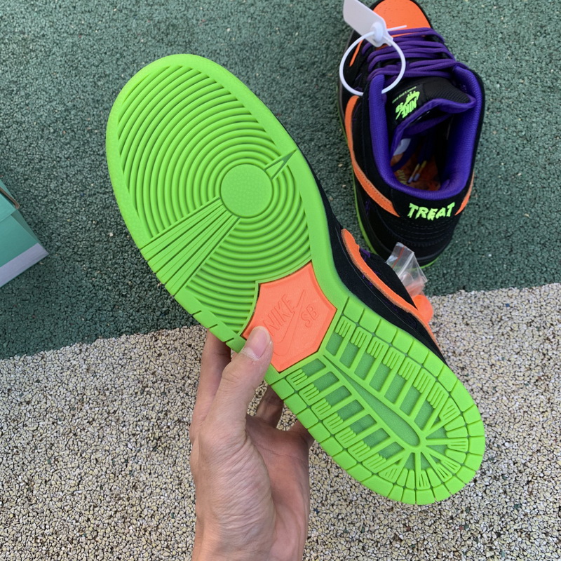 Nike SB Dunk Low “Night of Mischief”