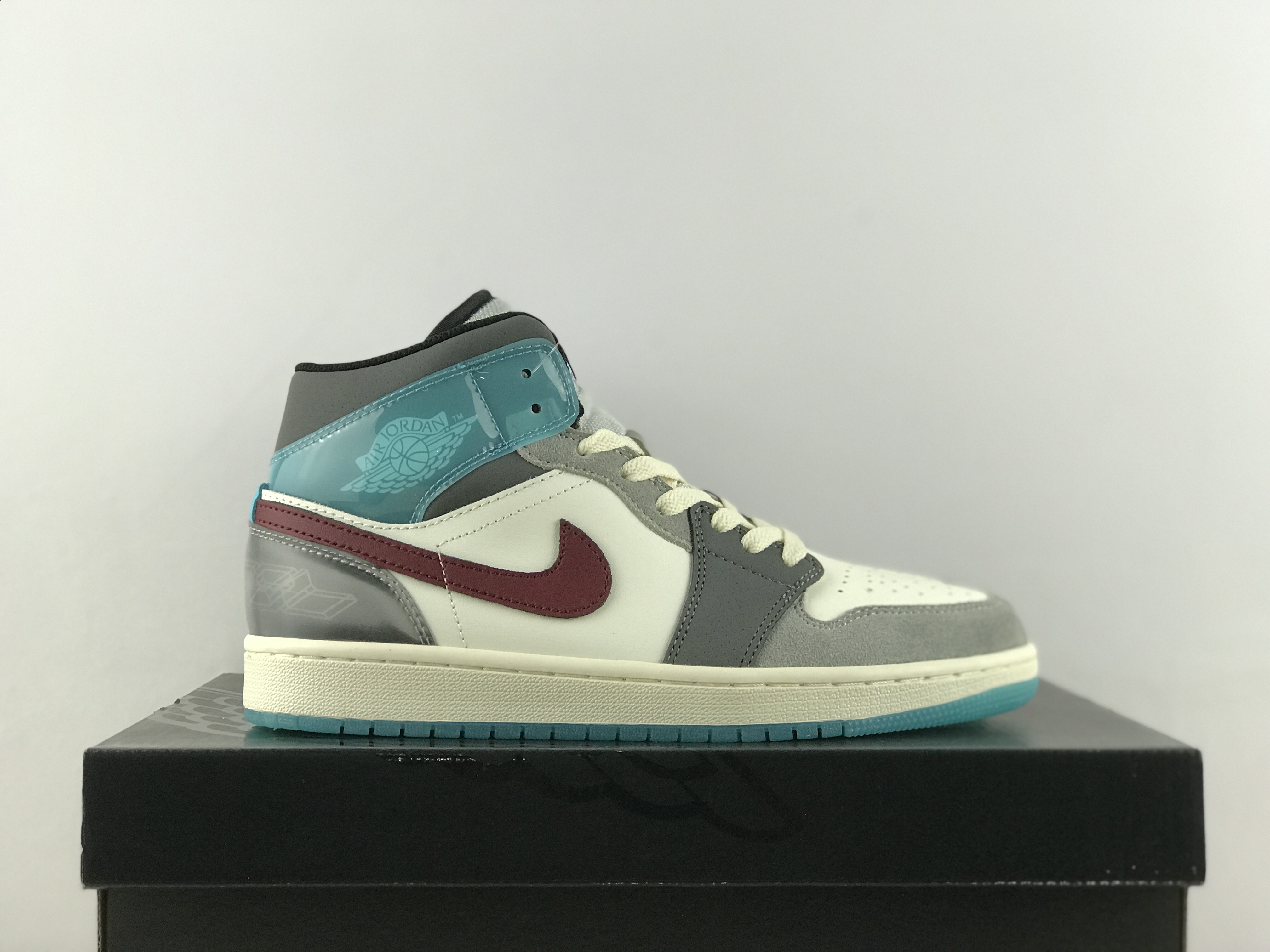 Air Jordan 1 Mid SE White ash Blue