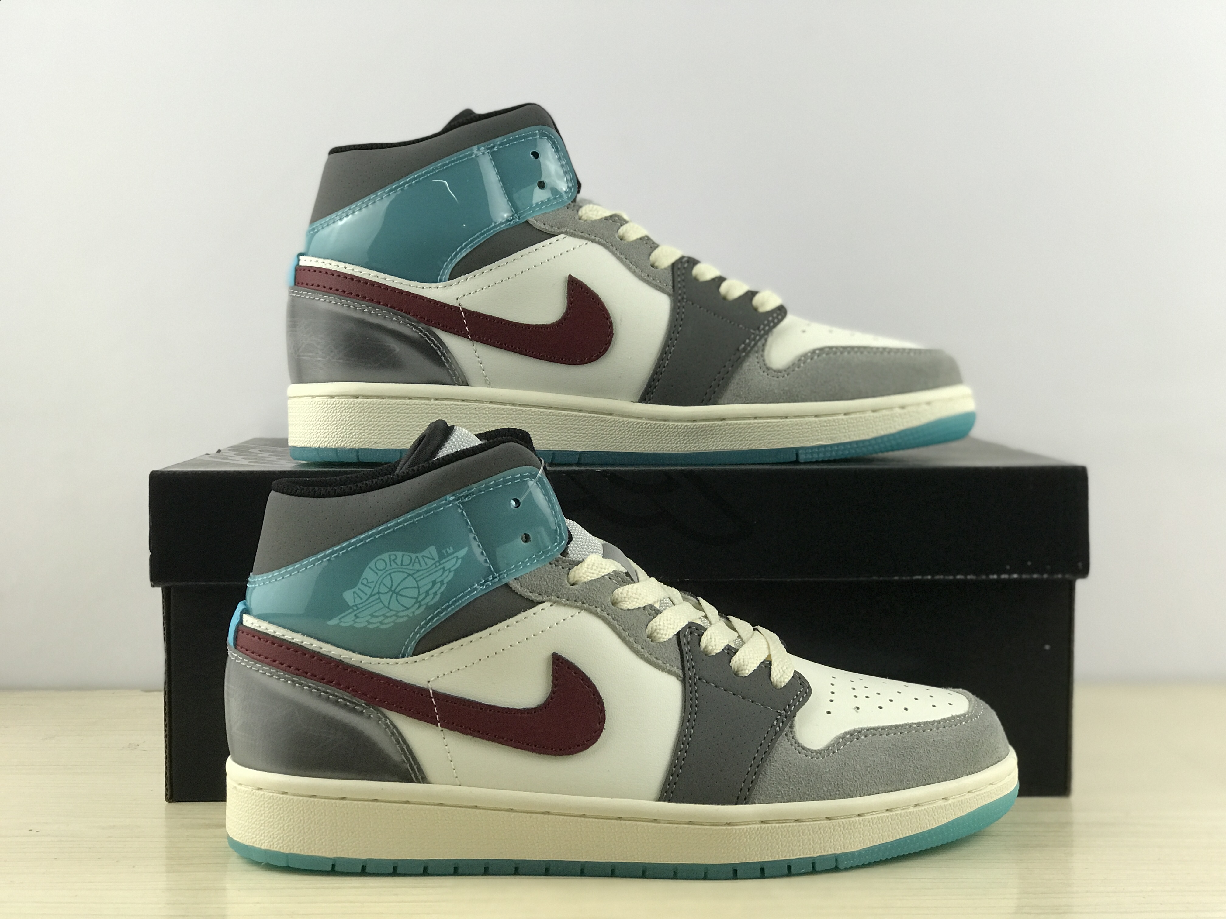 Air Jordan 1 Mid SE White ash Blue