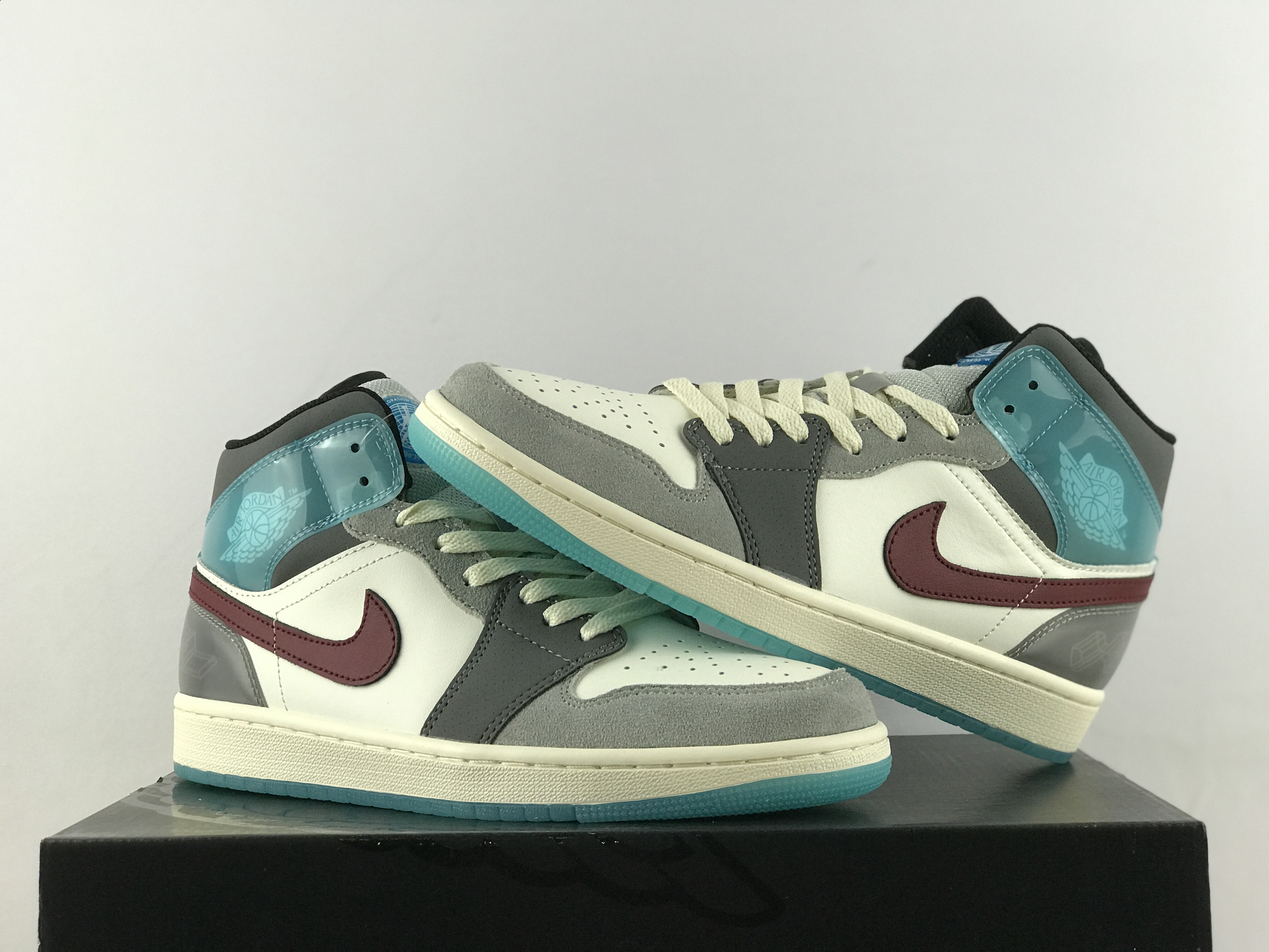 Air Jordan 1 Mid SE White ash Blue