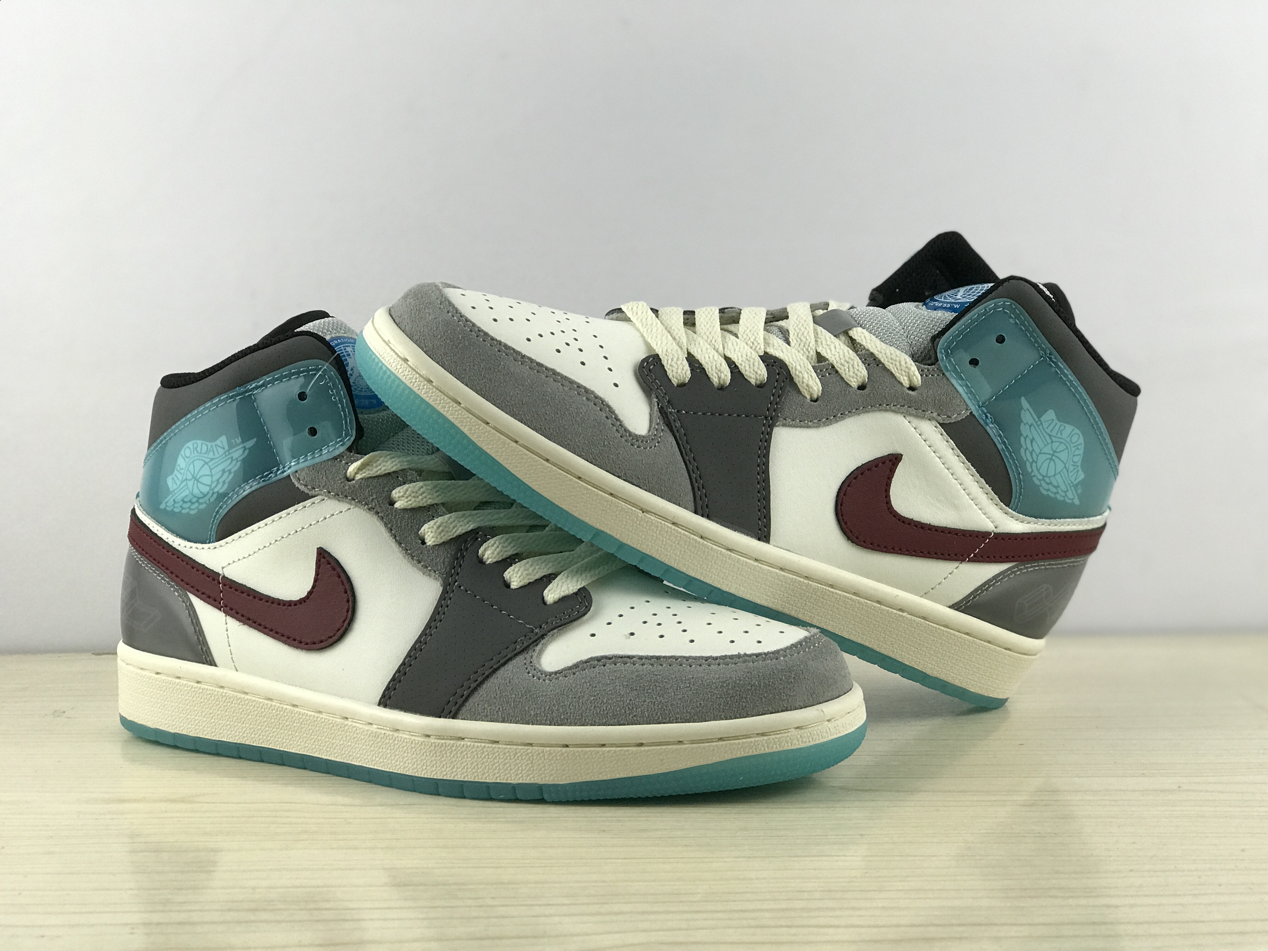 Air Jordan 1 Mid SE White ash Blue