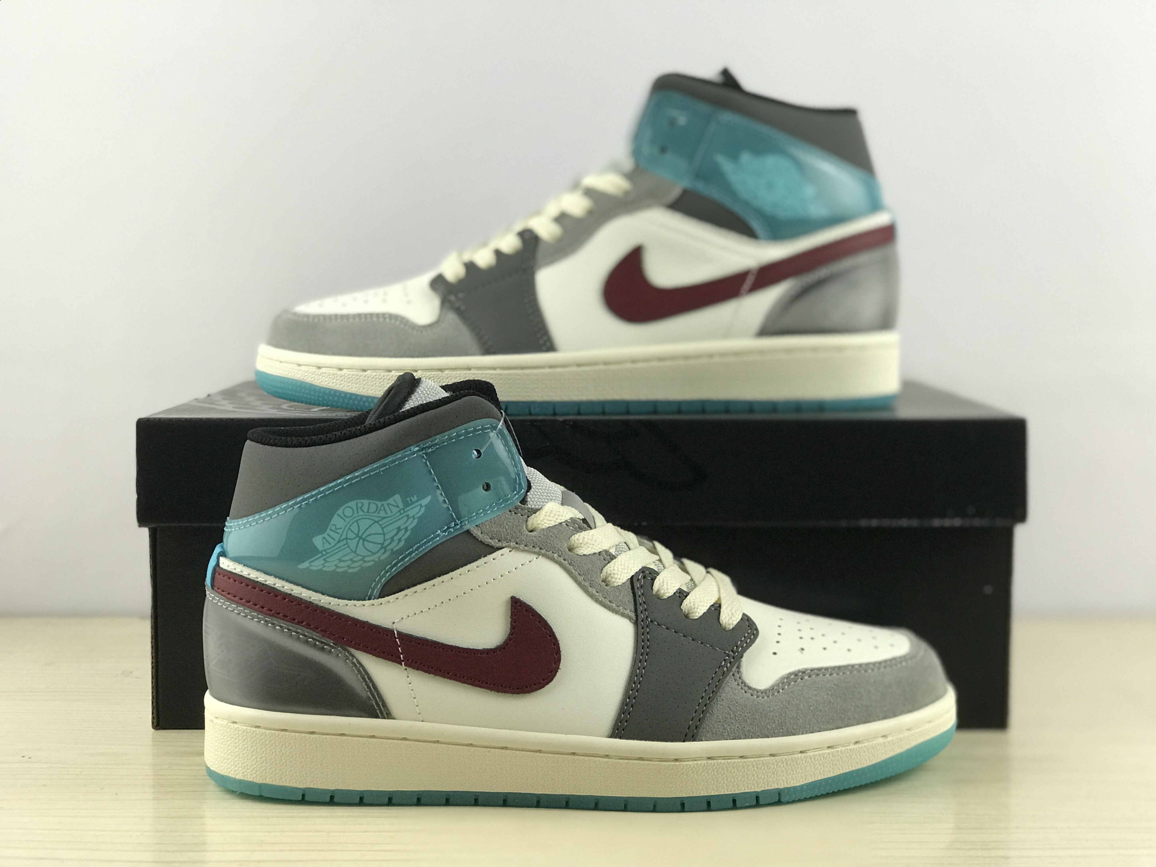 Air Jordan 1 Mid SE White ash Blue