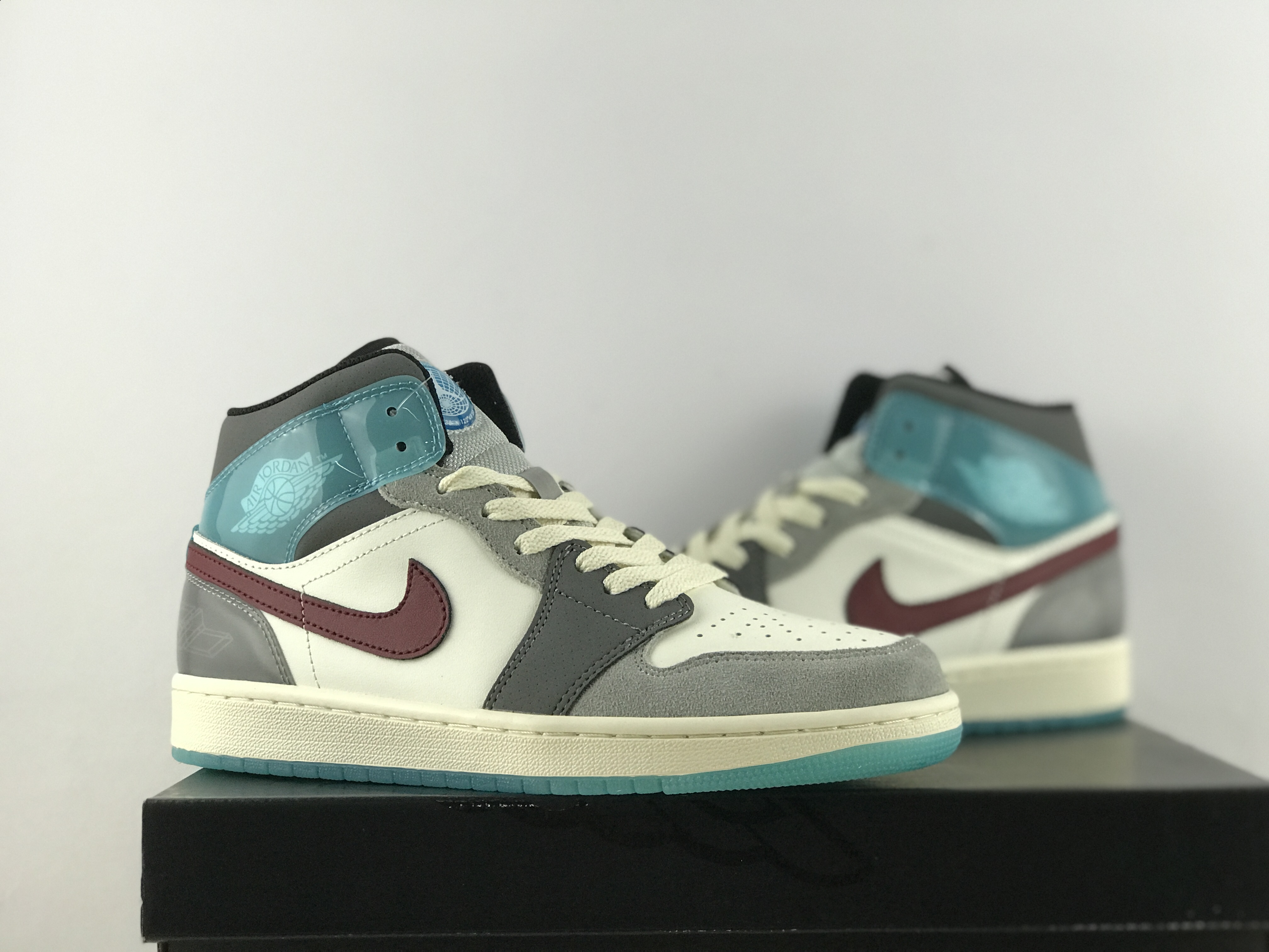 Air Jordan 1 Mid SE White ash Blue