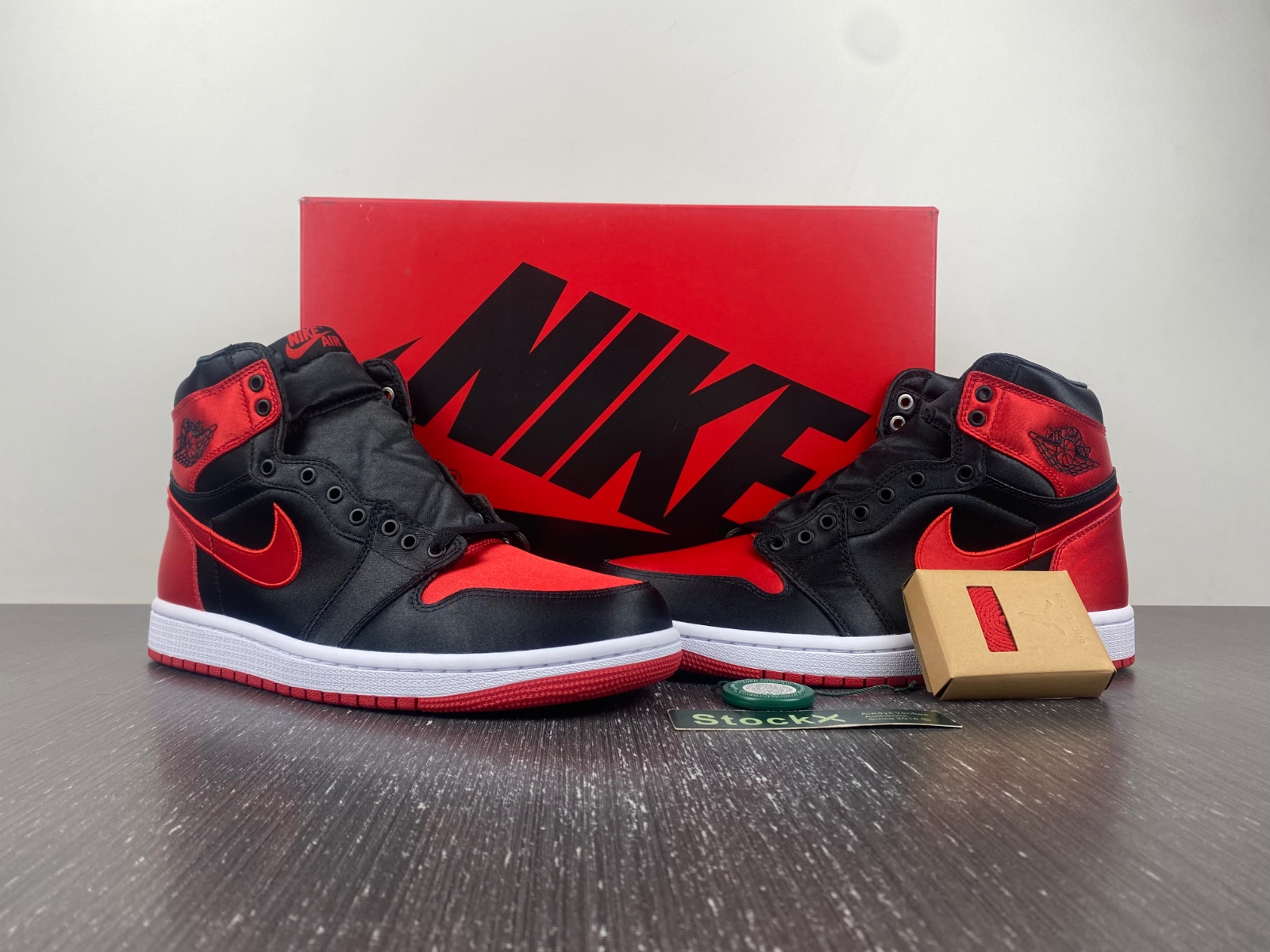 Air Jordan 1 High OG WMNS “Satin Bred”