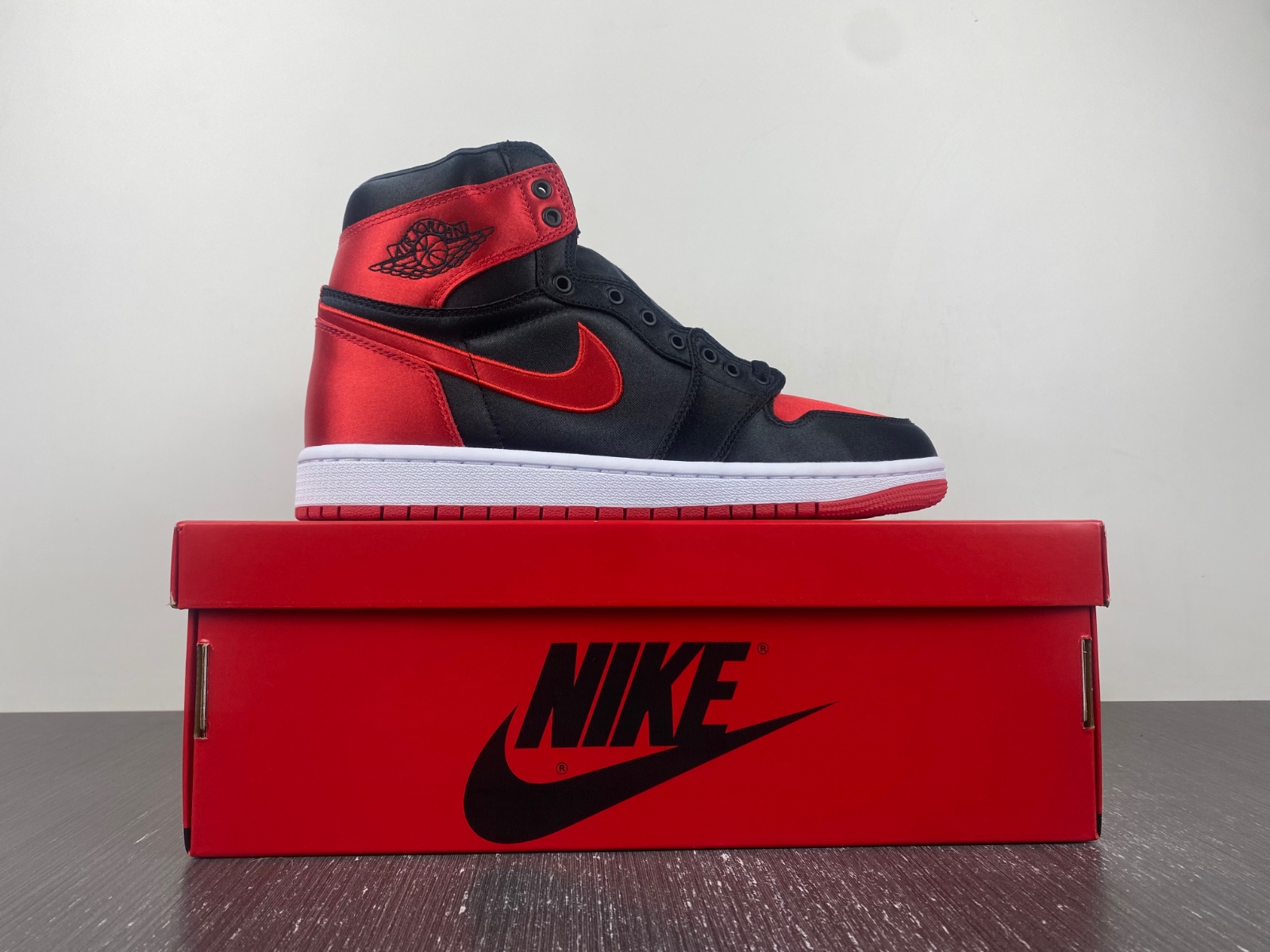 Air Jordan 1 High OG WMNS “Satin Bred”