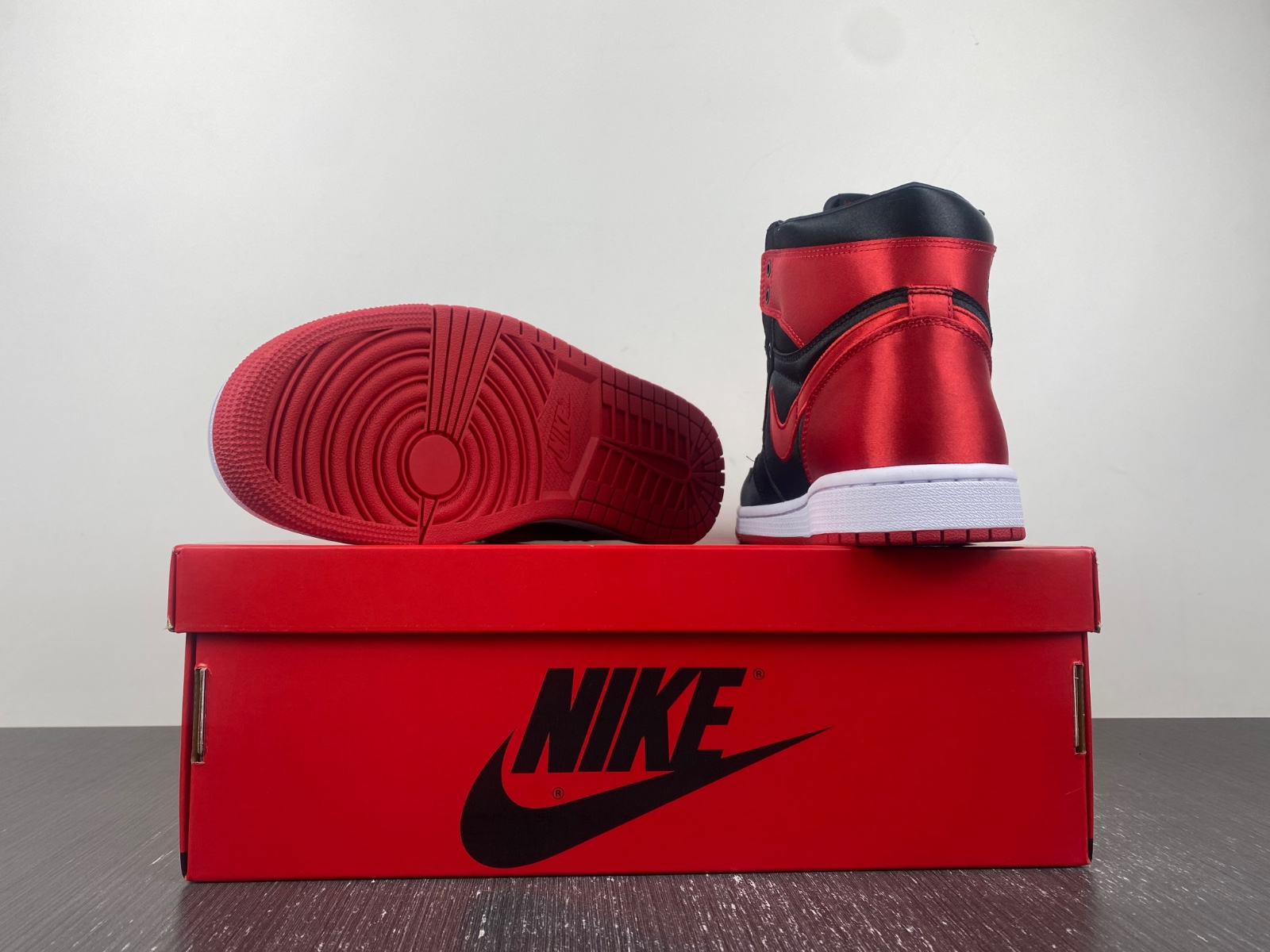 Air Jordan 1 High OG WMNS “Satin Bred”