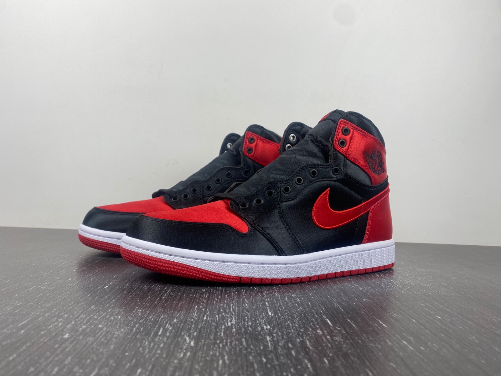 Air Jordan 1 High OG WMNS “Satin Bred”