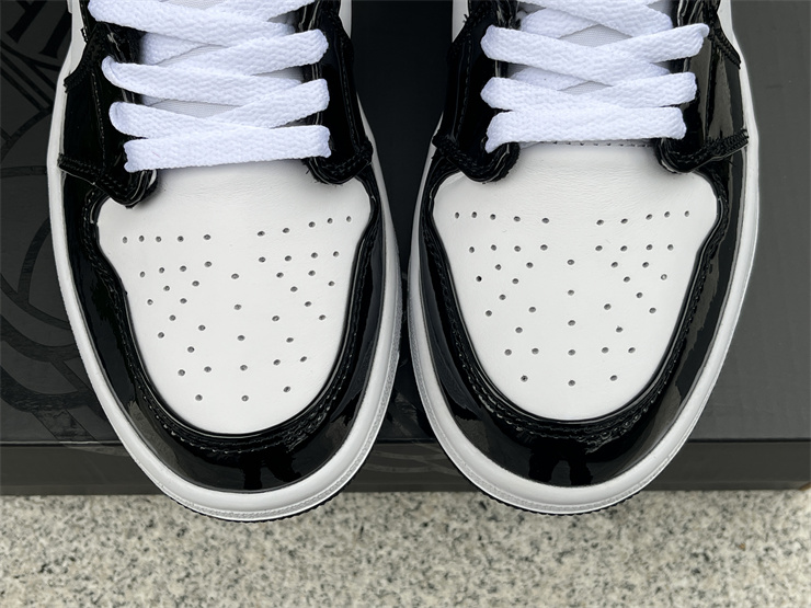 Air Jordan 1 Mid patent leather black gold