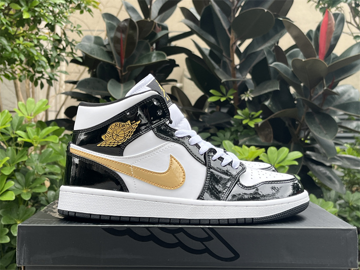 Air Jordan 1 Mid patent leather black gold