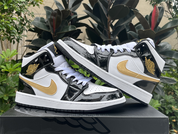 Air Jordan 1 Mid patent leather black gold