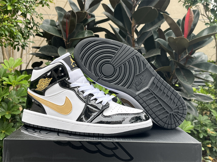 Air Jordan 1 Mid patent leather black gold
