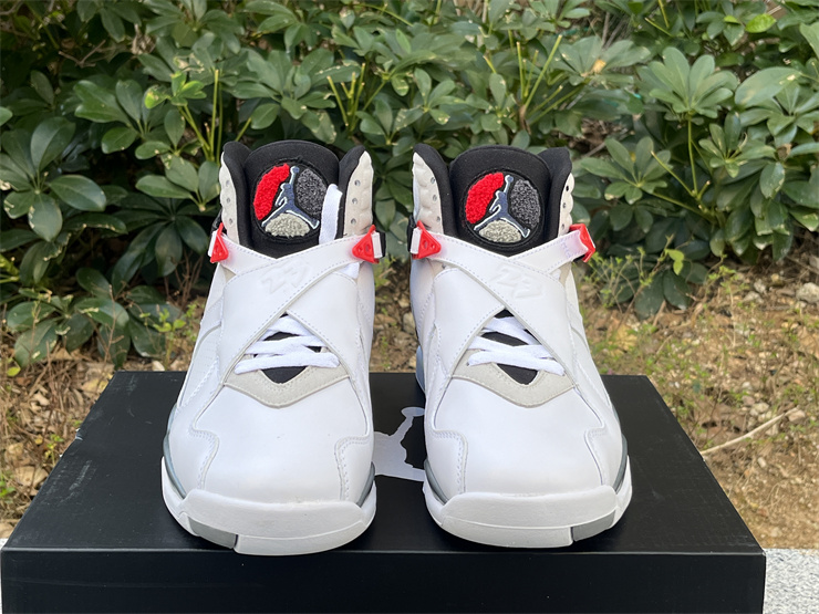Air Jordan 8 Retro Bugs Bunny