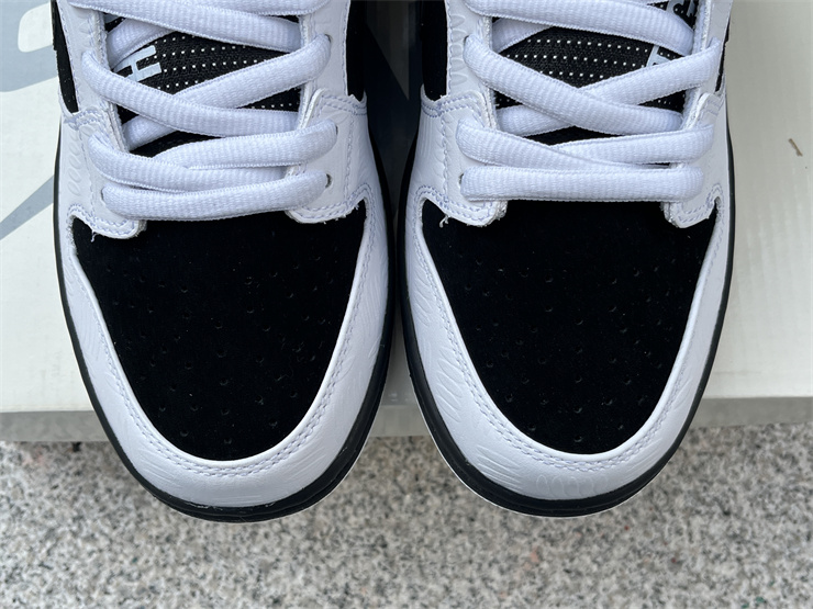 TIGHTBOOTH x Nike SB Dunk Low