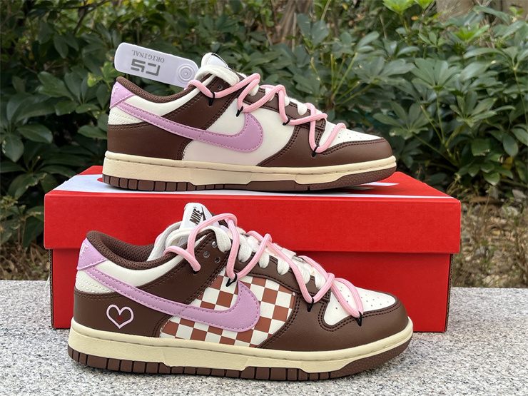 Nike Dunk Low Chocolate care grid