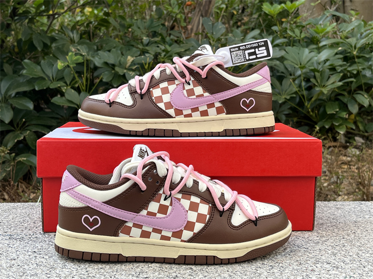 Nike Dunk Low Chocolate care grid