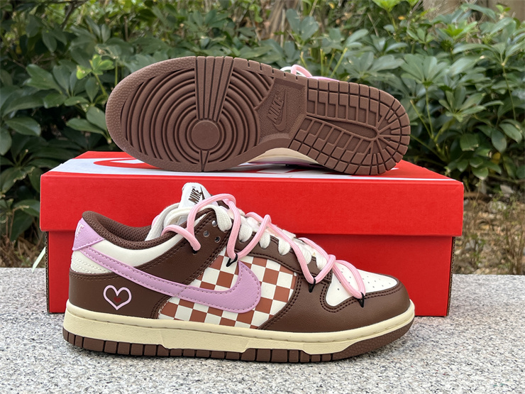 Nike Dunk Low Chocolate care grid