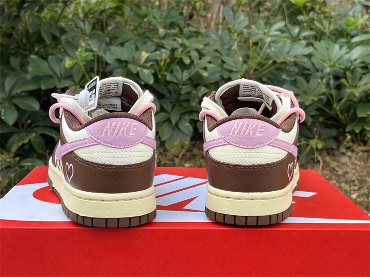 Nike Dunk Low Chocolate care grid