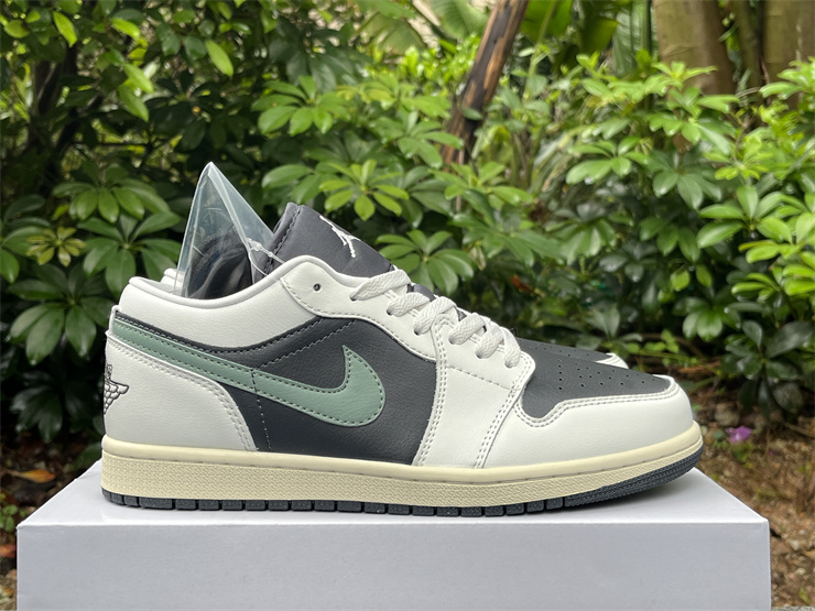 Air Jordan 1 Low WMNS “Jade Smoke”