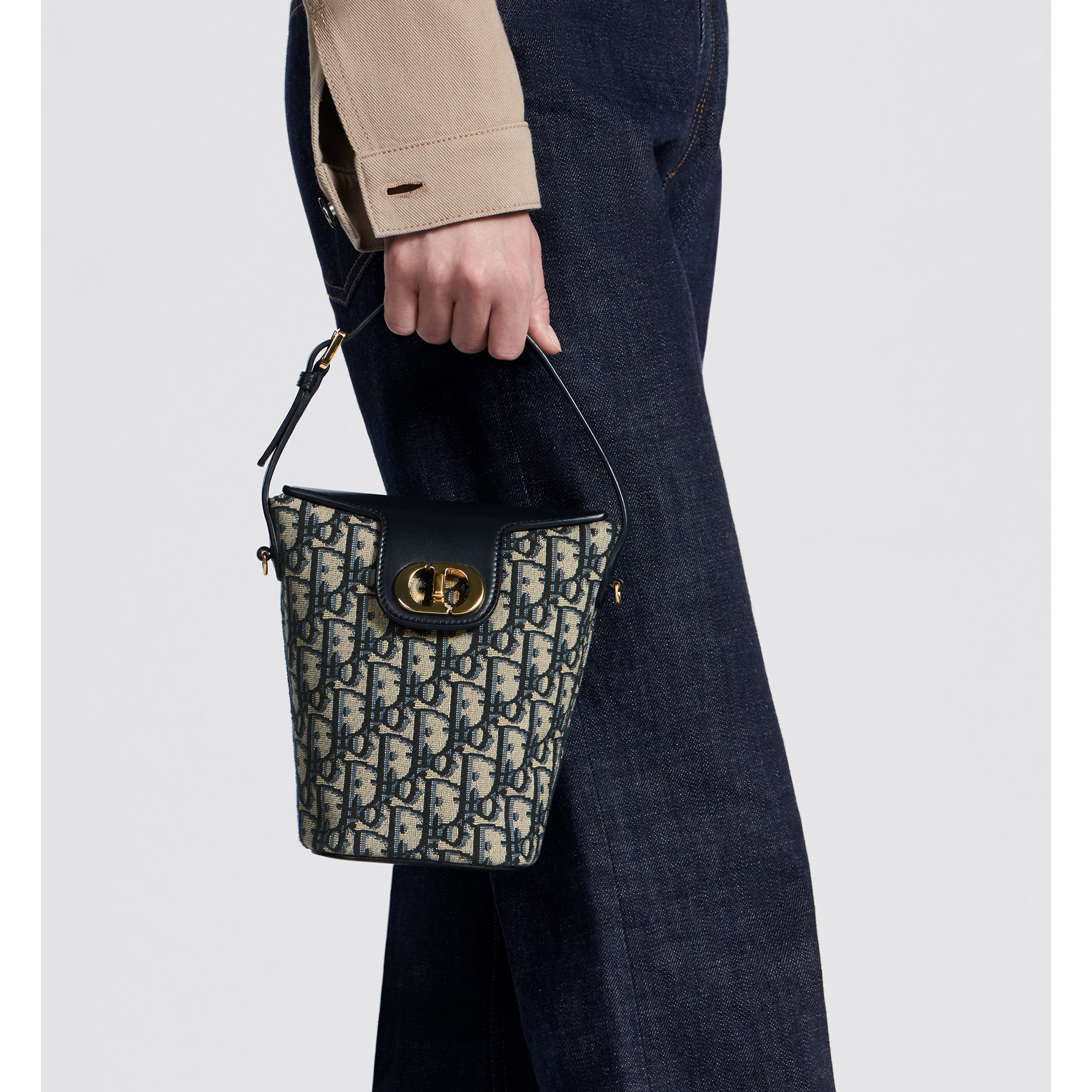 BAG（17 x 18 x 8 cm）