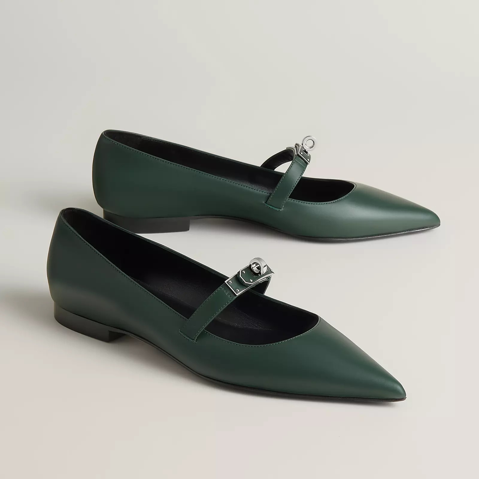 Flat shoes